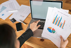 Datos presentados en gráfica de barras y de columnas.