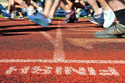Imagen que muestra los zapatos de corredores en maratón.