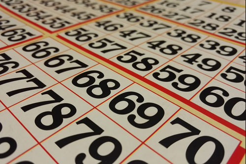 Imagen de tabla numerada para mesa de bingo.