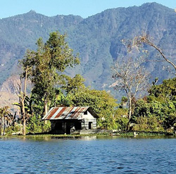 Lago con casas alrededor.