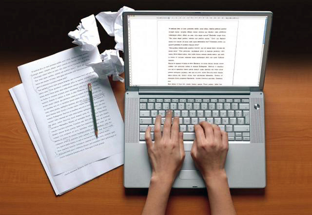 Persona escribiendo en una computadora