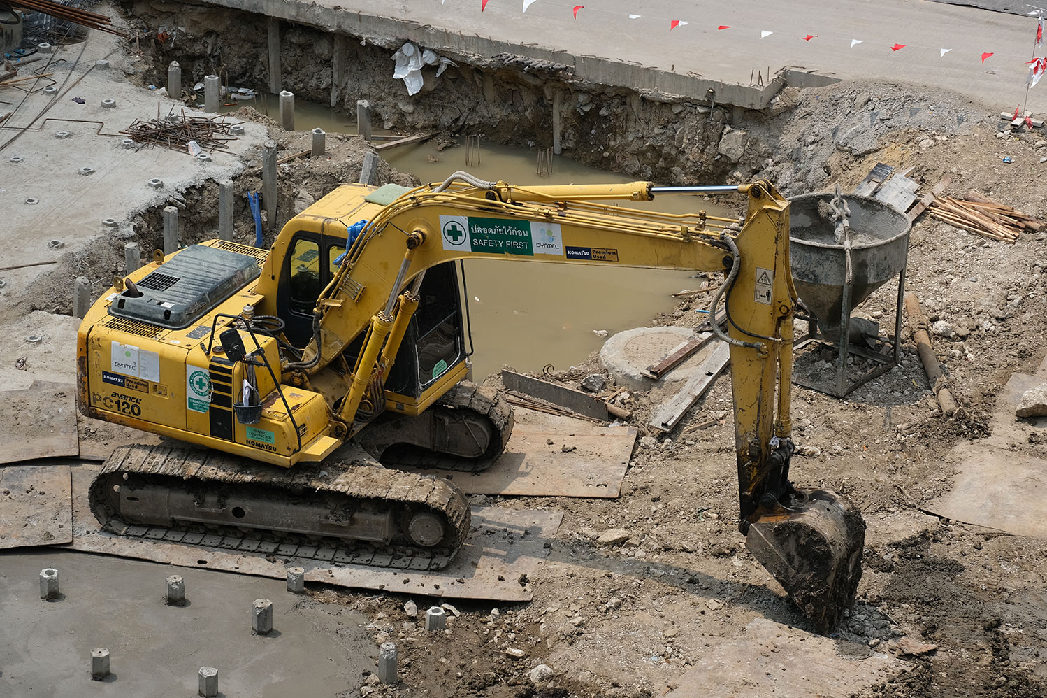 Fotografía de una excavadora en un lugar de construcción 