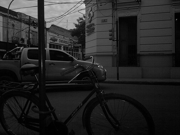 fotografía de una bicicleta en contraste con una camioneta.