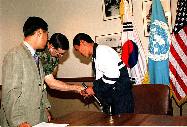 fotografía de soldado desertor de corea del norte.