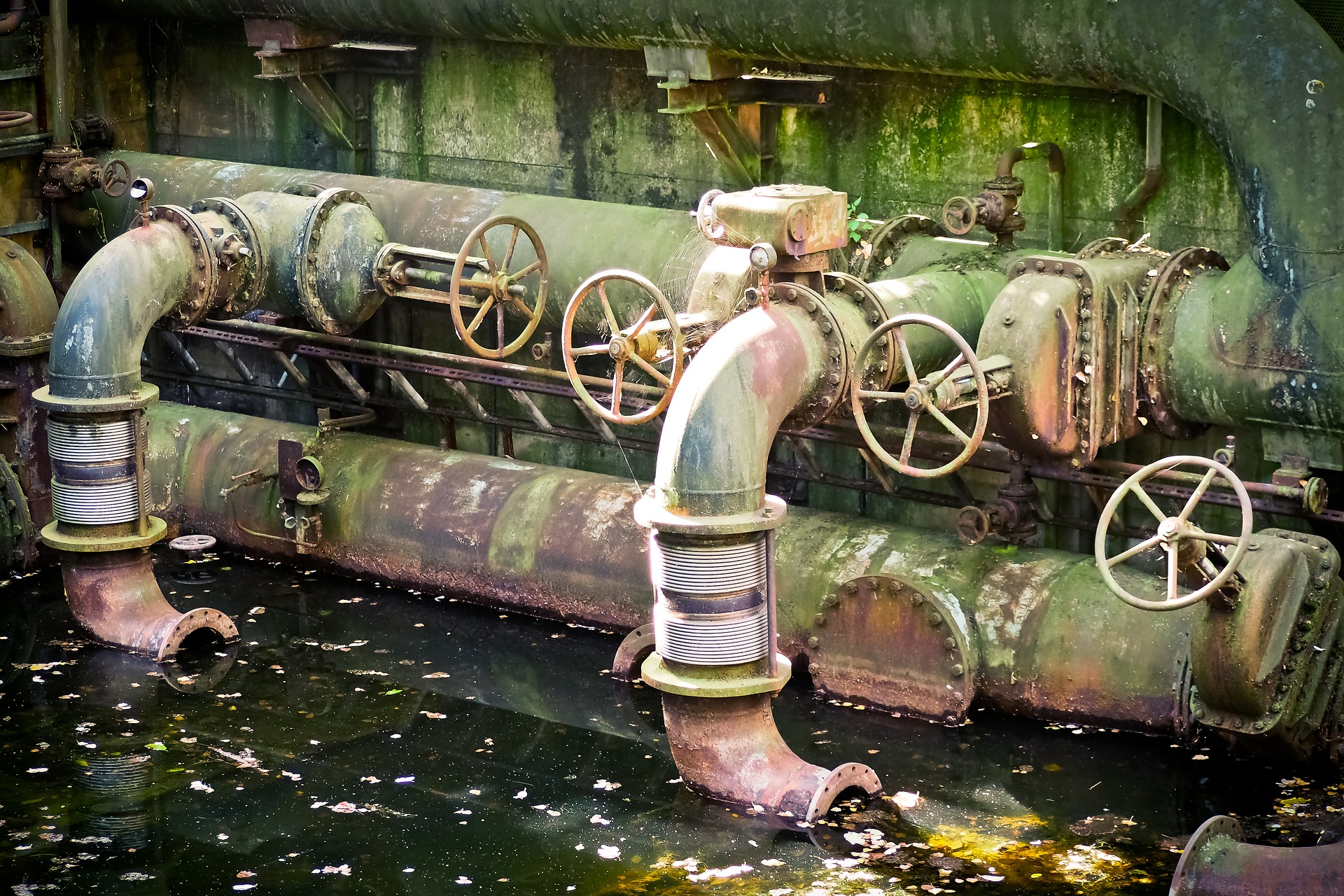 Conjunto de tubos que permiten la salida de agua utilizada en procesos industriales