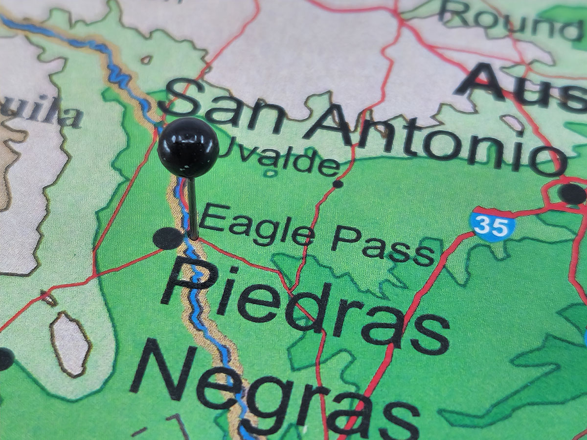 Mapa con Alfiler Negro Marcando una ubicación específica cerca de la frontera entre Estados Unidos y México Pin señala ubicación en un mapa en la frontera de Estados Unidos y México