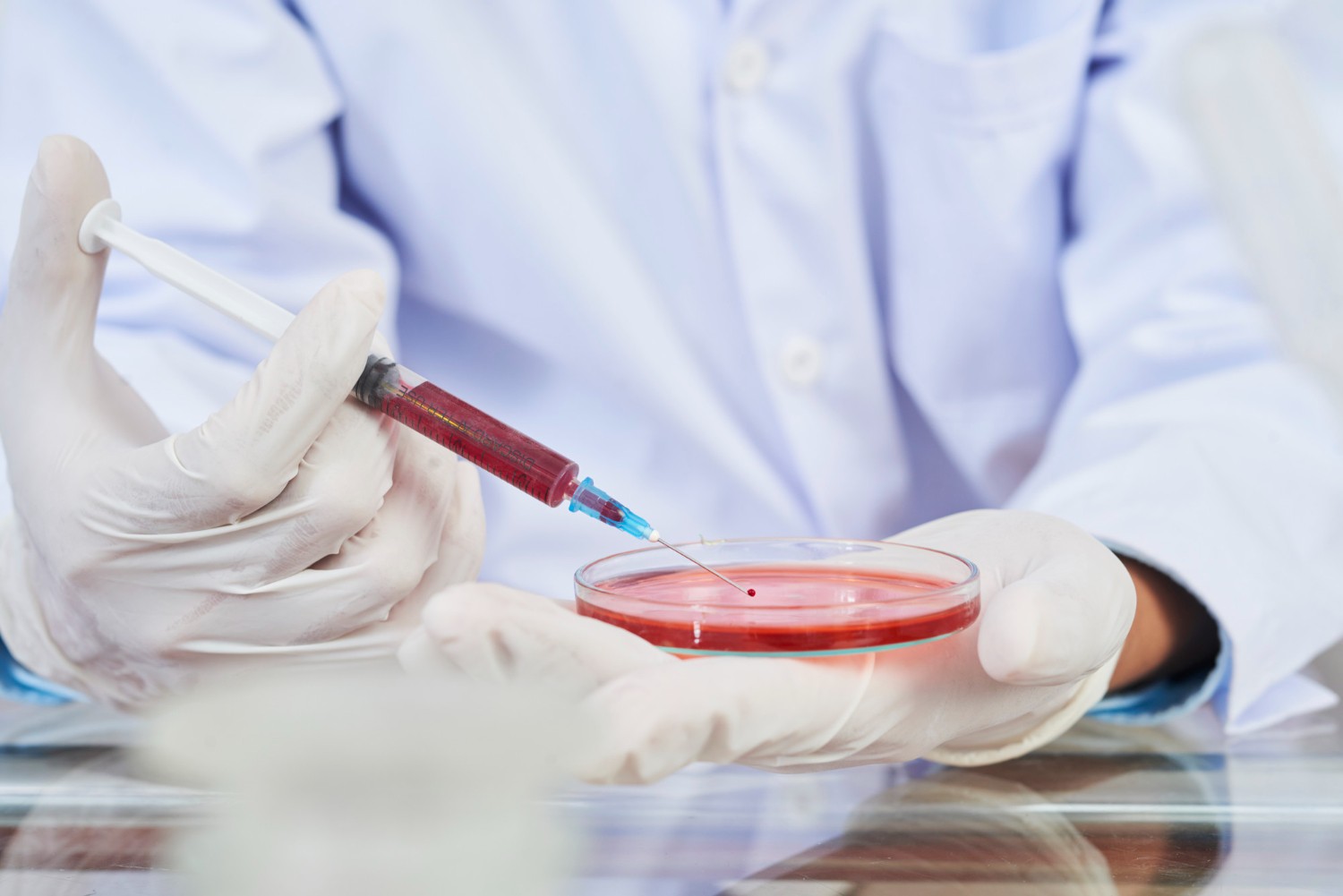 Doctor sosteniendo una jeringa con sangre