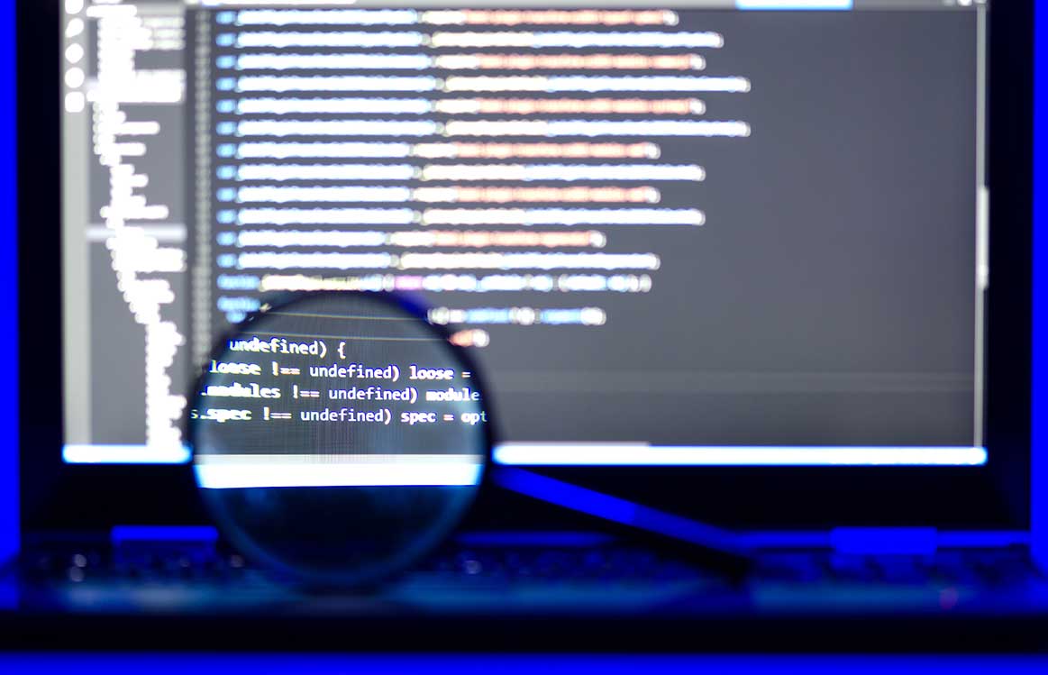 Lupa en computadora. Concepto de resolución de problemas Lupa frente a pantalla de computadora muestra datos agrandados