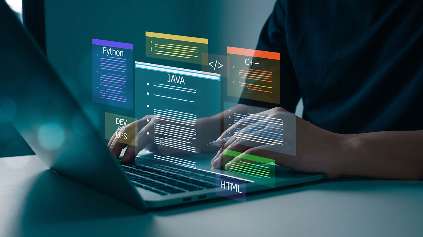 Concepto de validación de software Persona instalando programas en una computadora