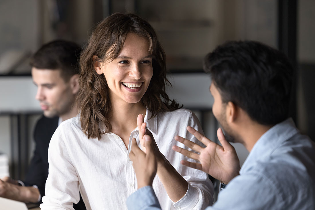 Una mujer y un hombre estableciendo una relación entre coach y coachee, utilizando una comunicación verbal y no verbal
