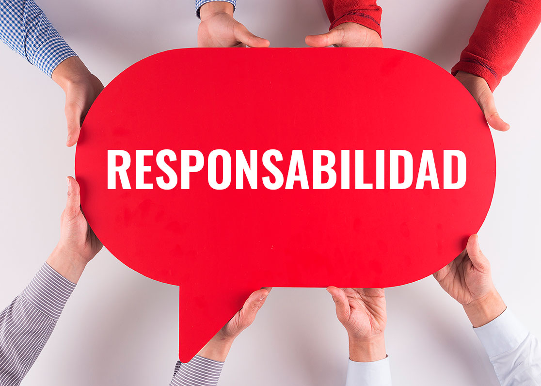 Manos de diferentes personas sosteniendo un letrero con la palabra responsabilidad