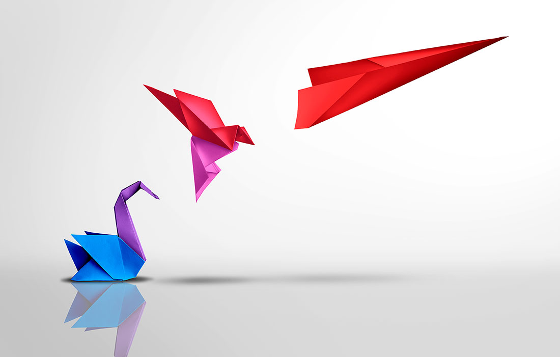Evolución de figuras de origami de un cisne a un avión cambiando para mejorar