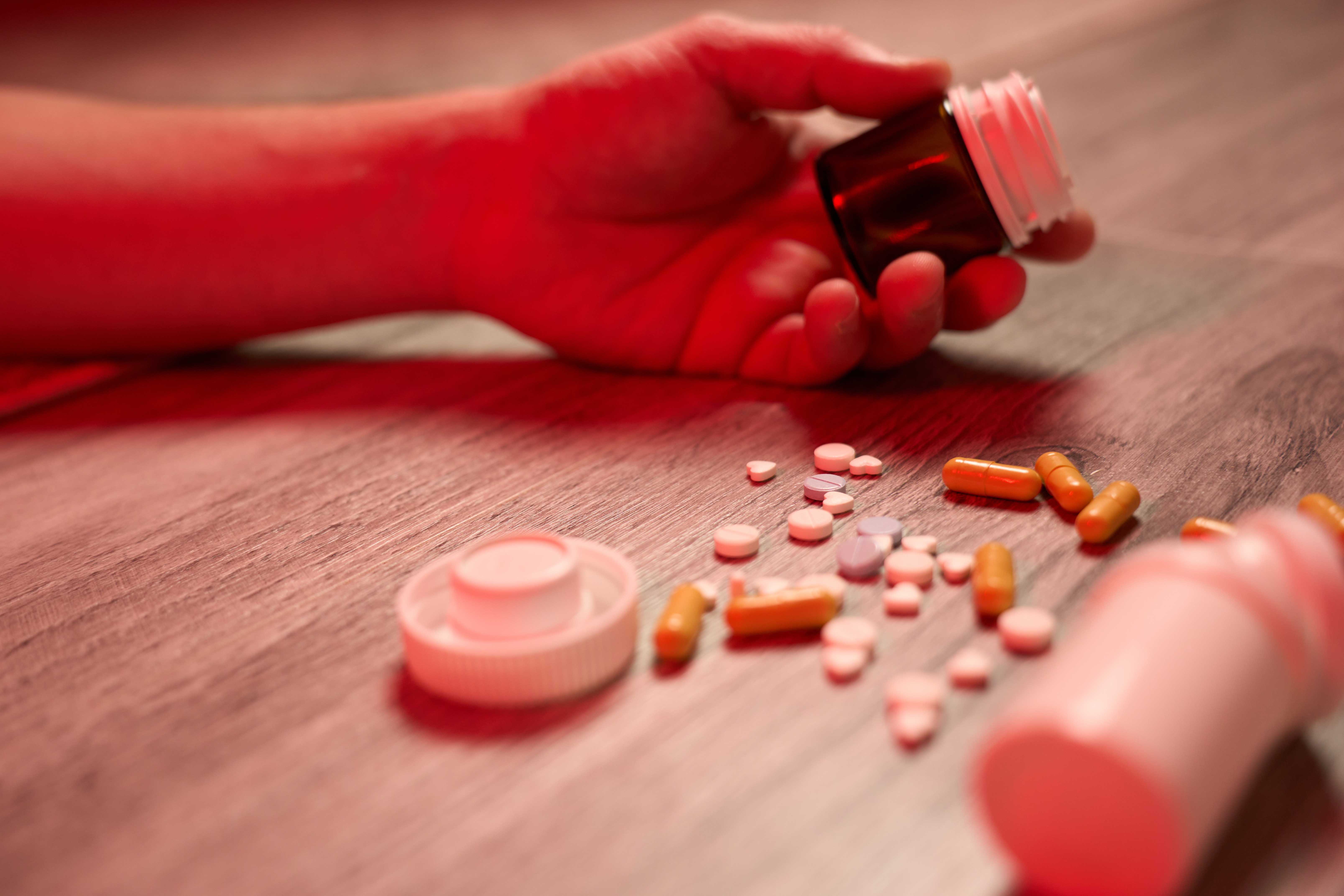 Suicidio Persona inconsciente con frasco de pastillas