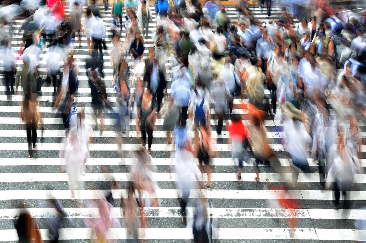 Personas Grupo de personas en la calle, la imagen está difuminada