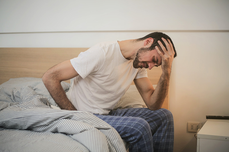 Hombre con dolor intestinal
