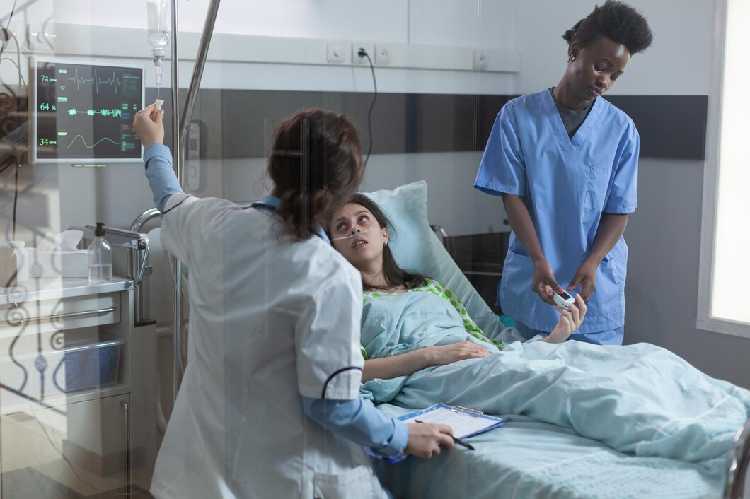 Enfermera y médico dando cuidados a paciente en cama