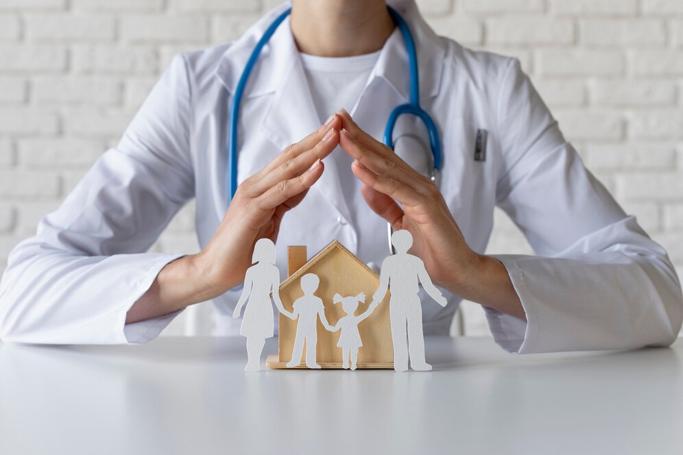 Médico con manos protegiendo a la imagen de una familia