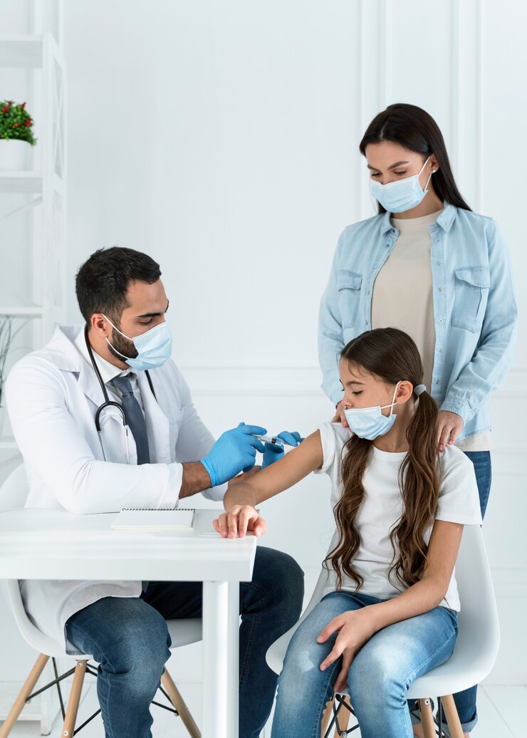 Doctor atendiendo a una familia