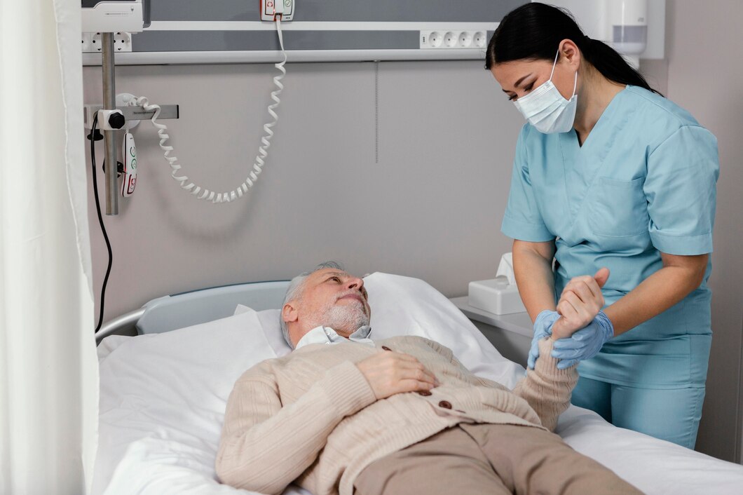 Enfermera tomando la mano de un hombre de la tercera edad