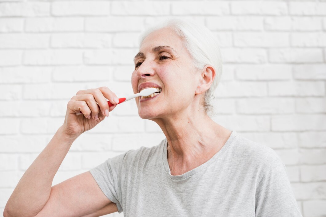 Anciana limpiando sus dientes