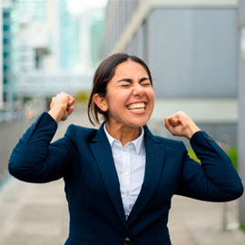 Mujer celebrando