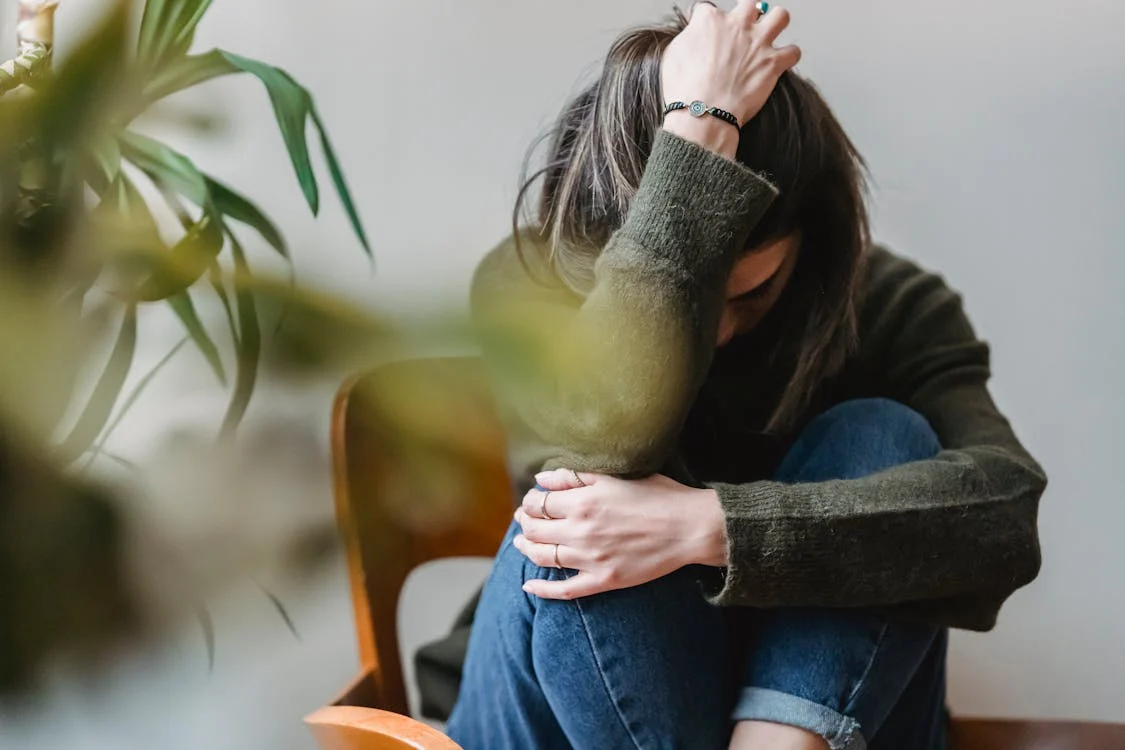 Ansiedad Mujer En Suéter Gris Y Jeans Azul Sentado En Una Silla De Madera Marrón