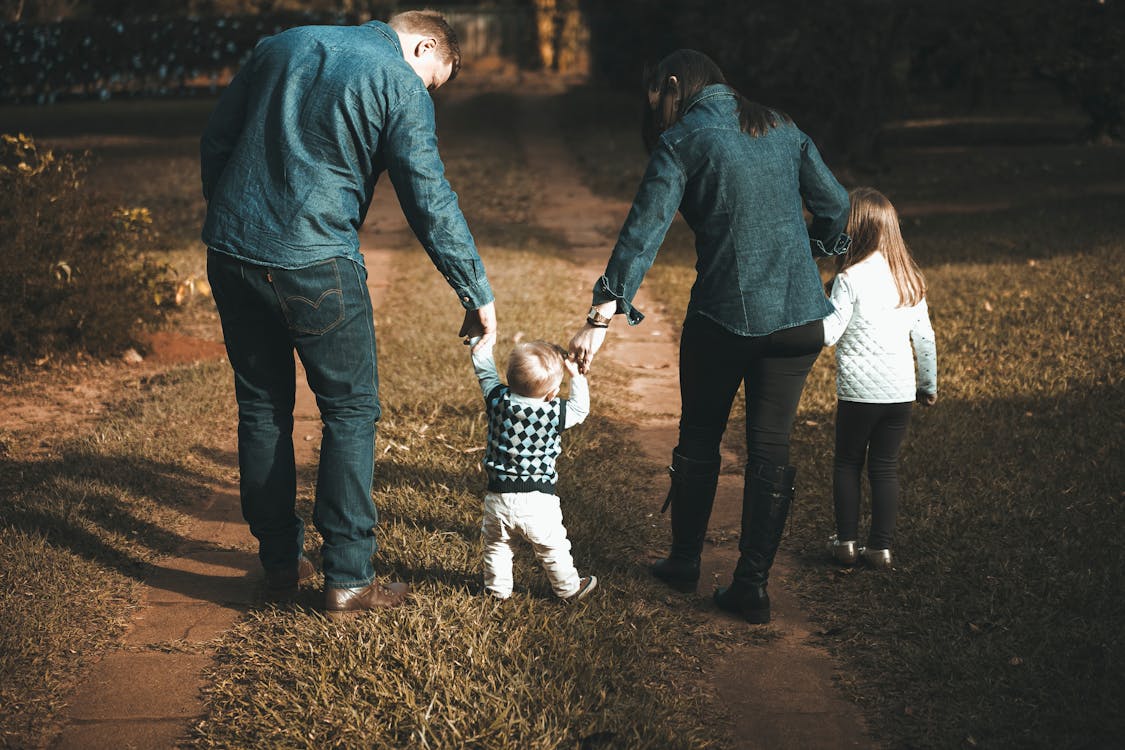 Familia caminando en vegetación