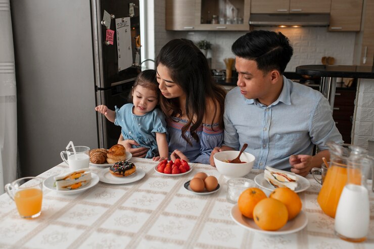 Familia preparando desayuno 