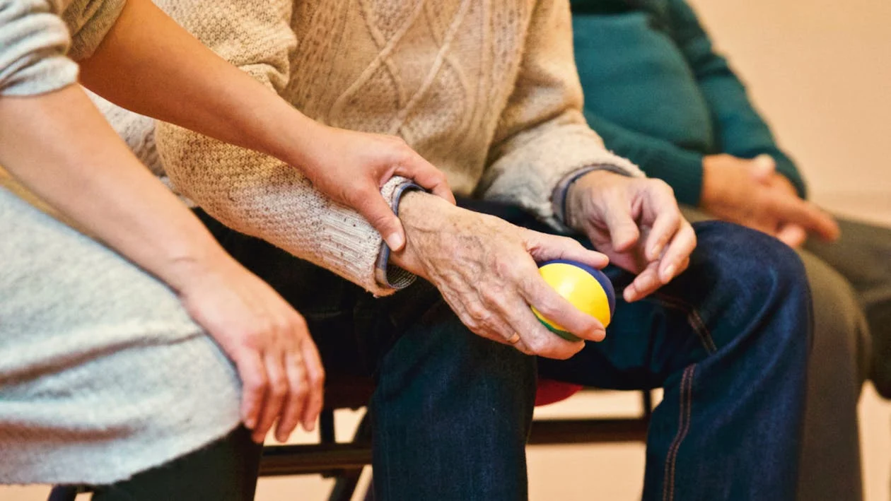 Persona sosteniendo una pelota antiestrés.