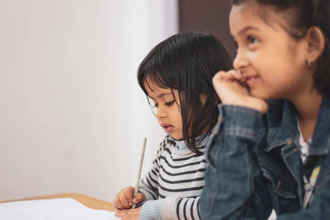 Familia con niños en la escuela