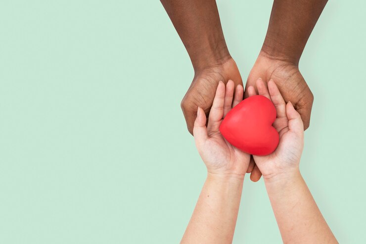 Manos que sostienen un corazón
