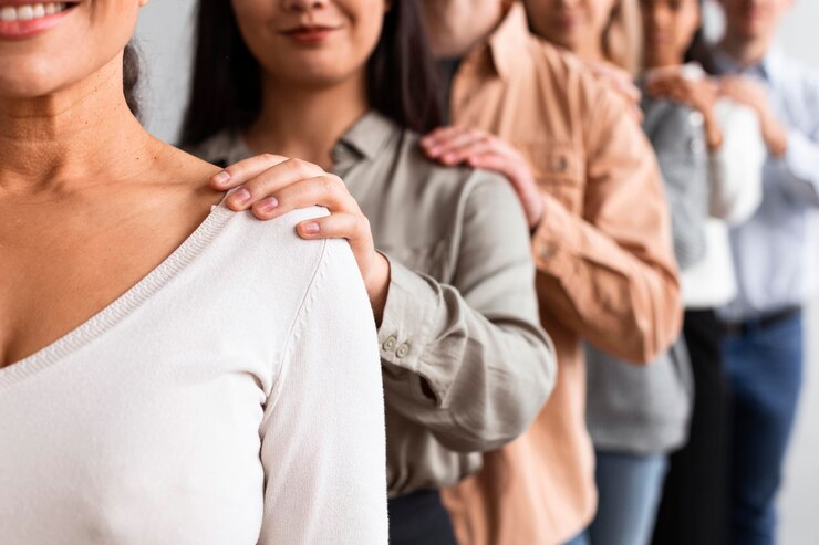 Personas que sostienen un corazón