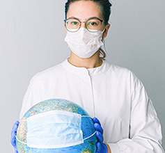 Enfermera sosteniendo un globo terráqueo