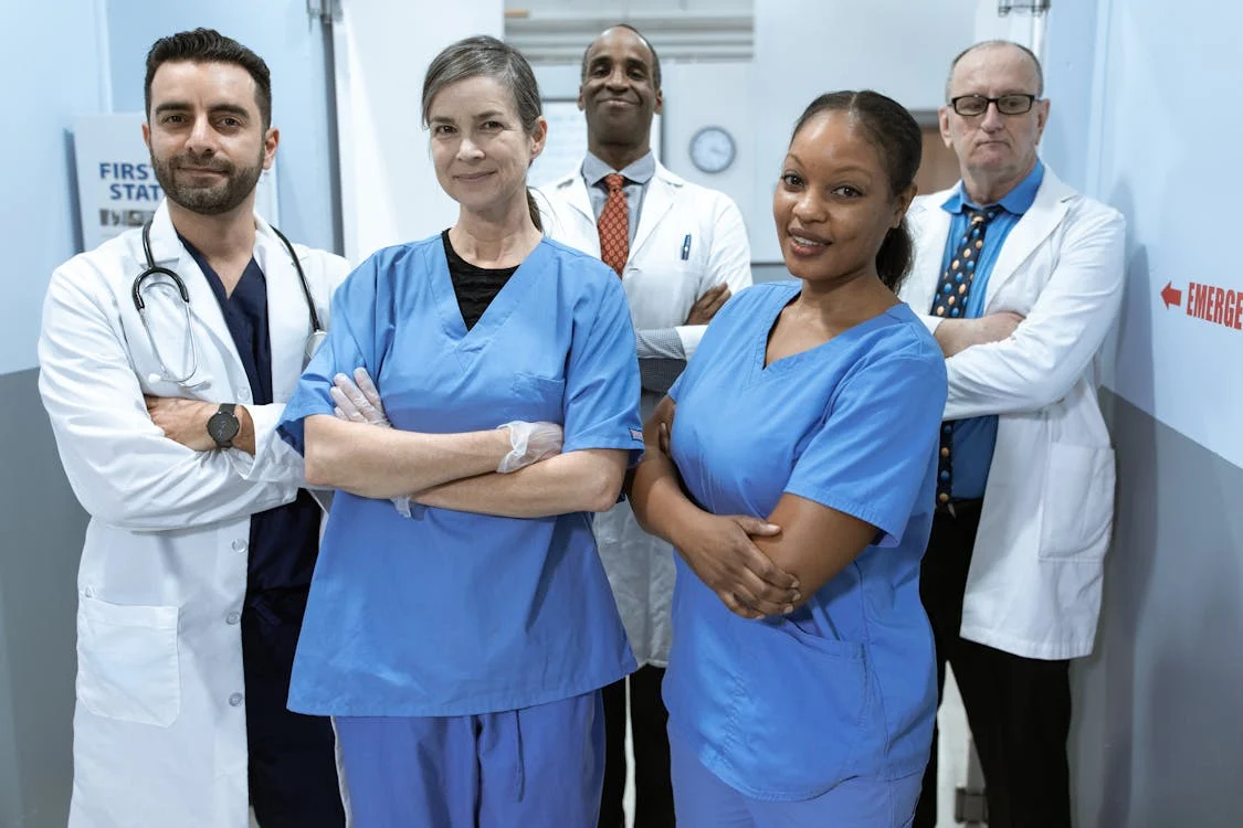 Personal de salud —mujeres y hombres—