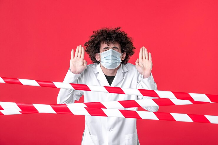Hombre en uniforme médico con cinta de aislamiento