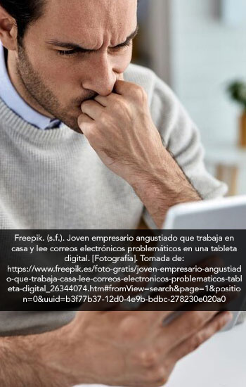 Personas en la oficina con hojas en las manos