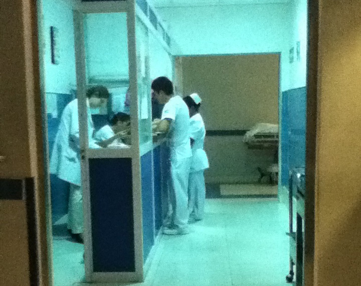 Personal de enfermería hablando sobre la salud de un paciente