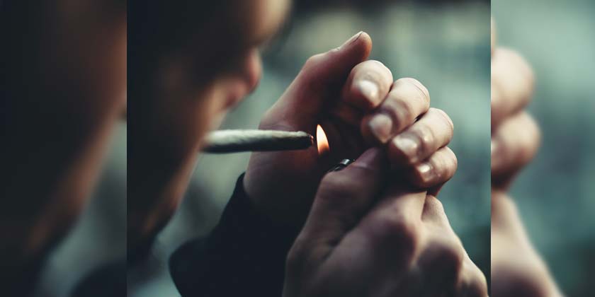 Hombre prendiendo cigarrillo