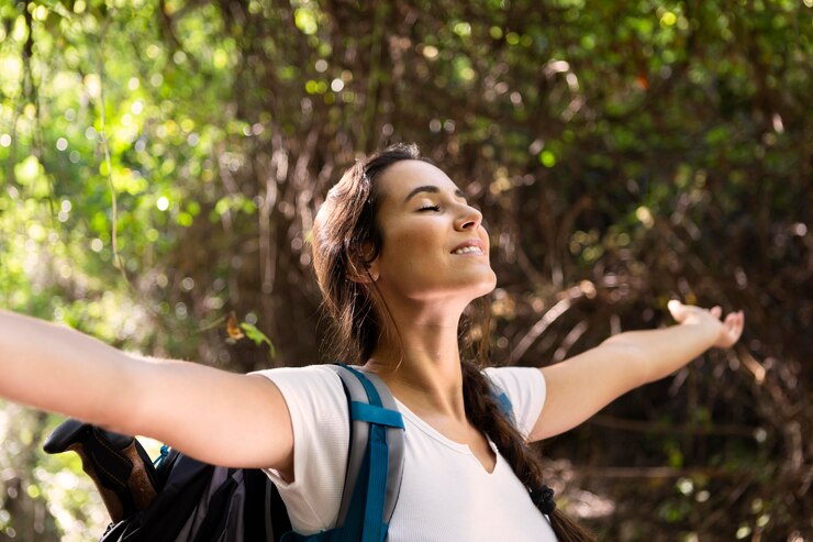 Mujer tranquila Mujer respirando aire fresco en la naturaleza