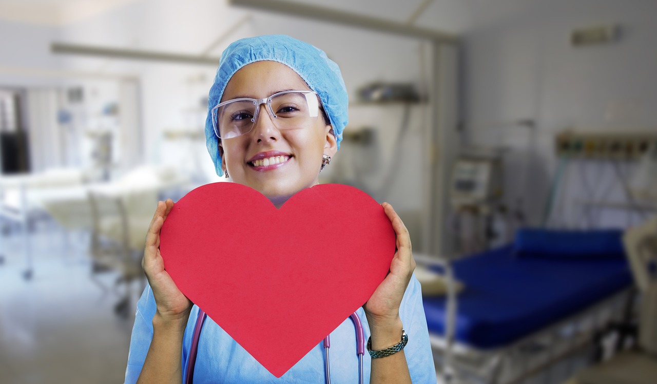 Enfermera sonriendo Enfermera sonriendo, sosteniendo la imagen de un corazón