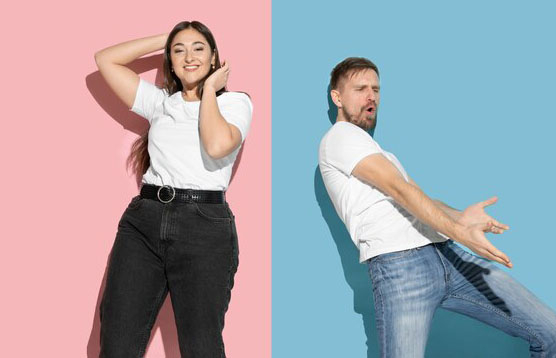 Mujer y hombre representados con símbolos. 
