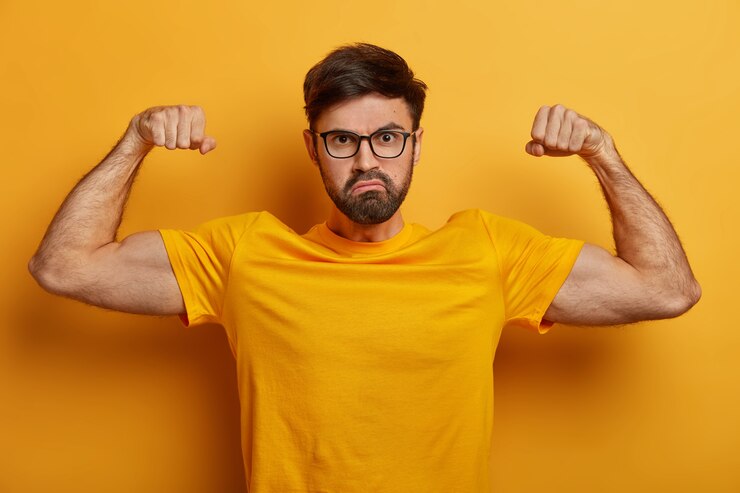 Hombre demostrando su fuerza