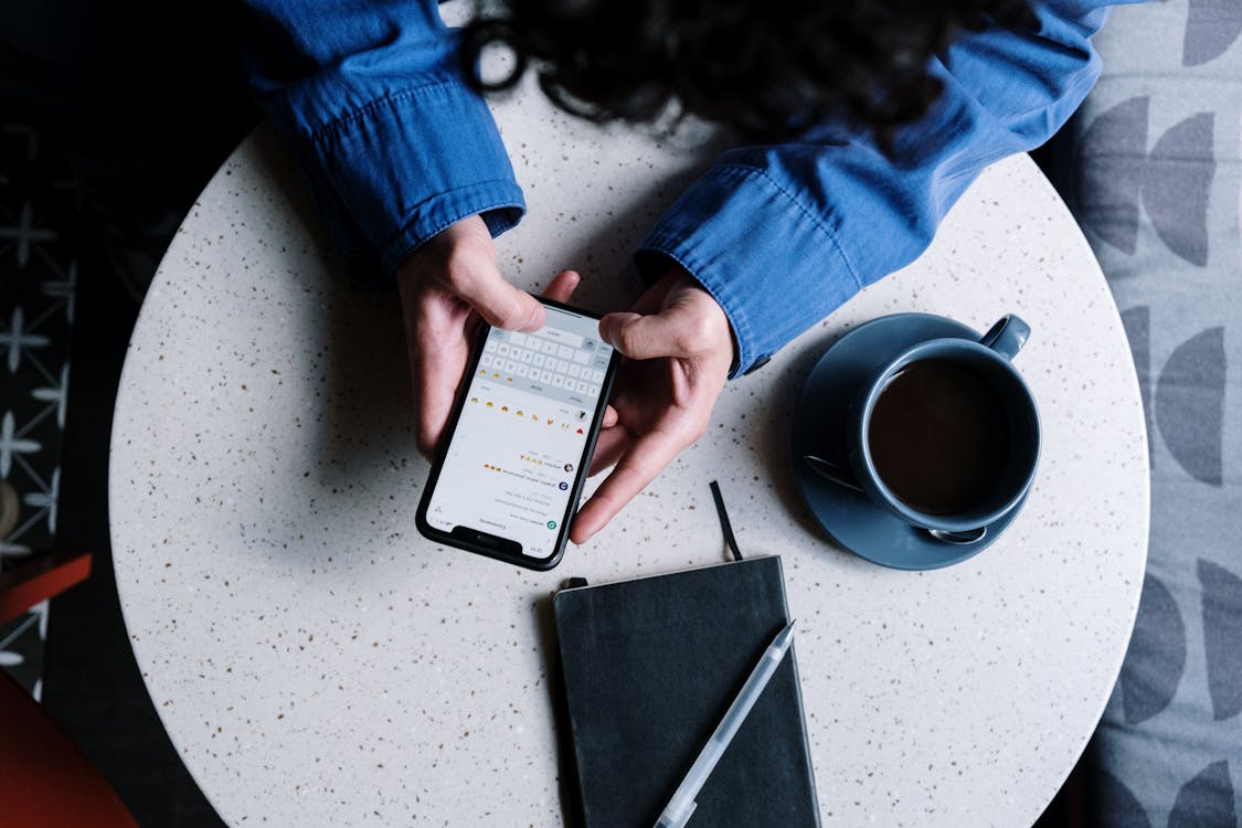 Mujer enviando mensaje de texto