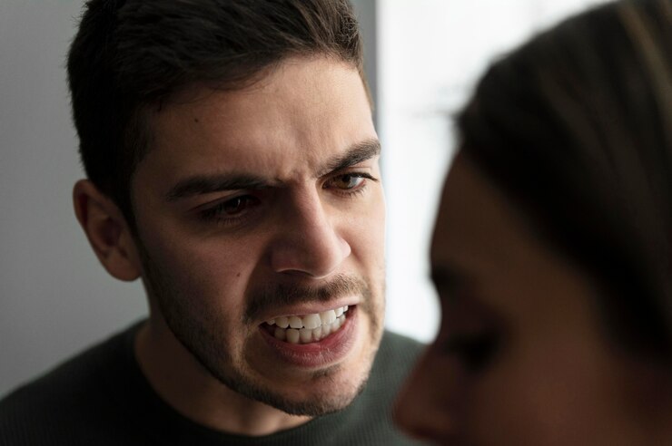 Hombre gritando a una mujer