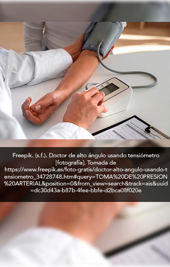 Hombre analizando datos de una gráfica
