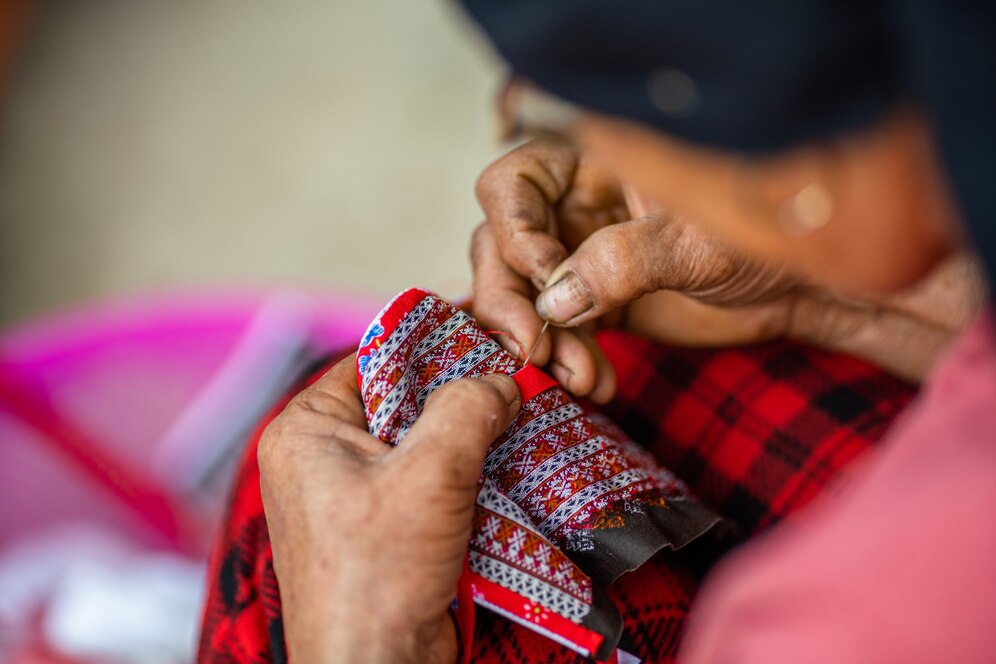 Mujer cosiendo prenda