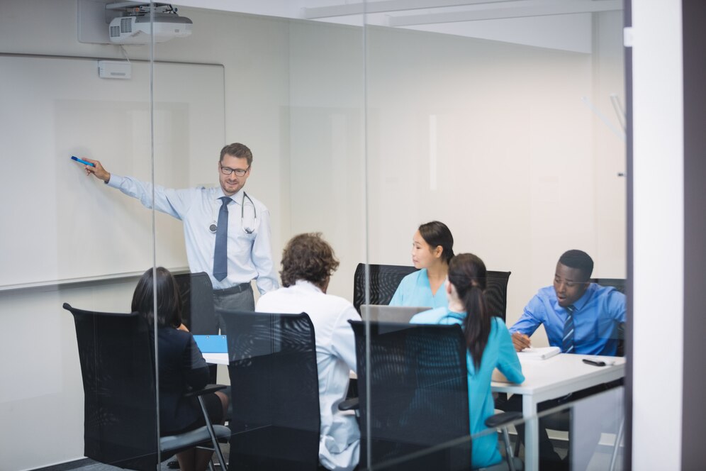 Equipo médico generando conocimiento