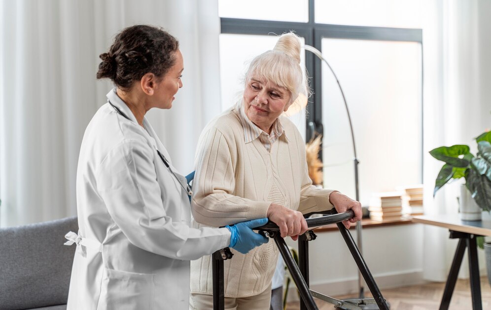 Enfermera evaluando a paciente de la tercera edad