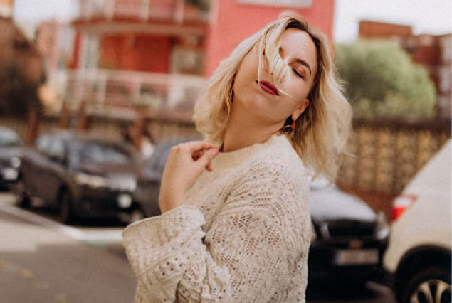 Mujer en la calle satisfecha consigo misma