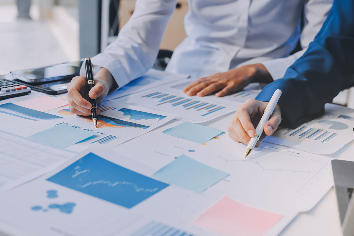 Personas con gráficas discutiendo